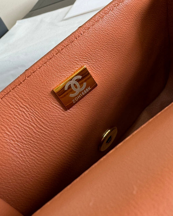 mini borsa con patta 17 in pelle di agnello marrone, hardware dorato