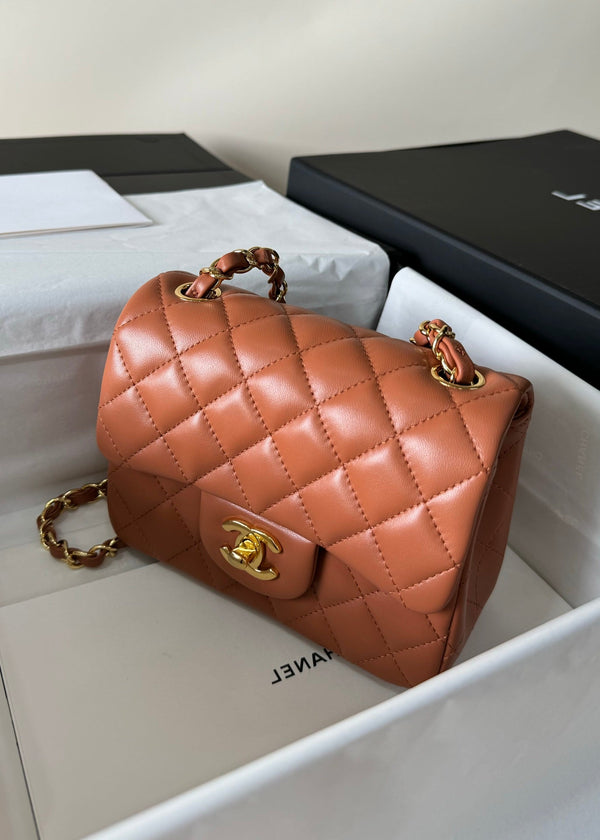 mini borsa con patta 17 in pelle di agnello marrone, hardware dorato