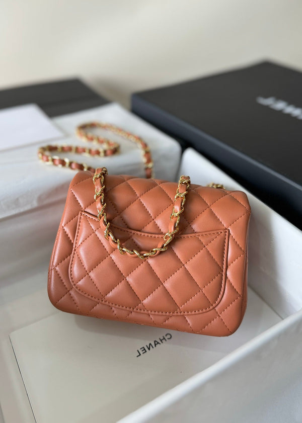 mini borsa con patta 17 in pelle di agnello marrone, hardware dorato
