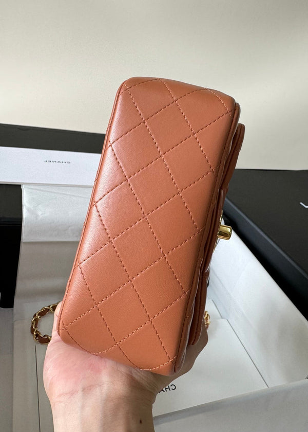 mini borsa con patta 17 in pelle di agnello marrone, hardware dorato