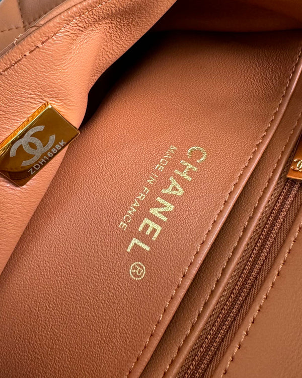 mini borsa con patta 17 in pelle di agnello marrone, hardware dorato