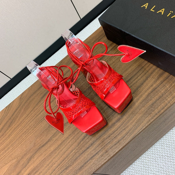 SANDALI ALAIA BANQUET CON ZEPPA IN PELLE DI AGNELLO ROSSO CILIEGIA CON CUORE ROSSO