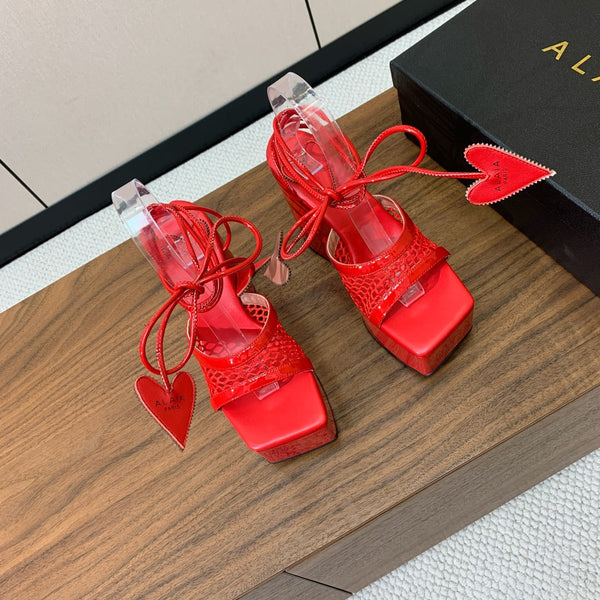SANDALI ALAIA BANQUET CON ZEPPA IN PELLE DI AGNELLO ROSSO CILIEGIA CON CUORE ROSSO
