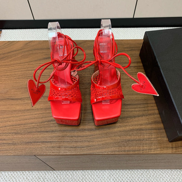 SANDALI ALAIA BANQUET CON ZEPPA IN PELLE DI AGNELLO ROSSO CILIEGIA CON CUORE ROSSO