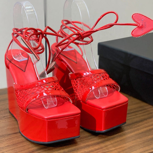 SANDALI ALAIA BANQUET CON ZEPPA IN PELLE DI AGNELLO ROSSO CILIEGIA CON CUORE ROSSO