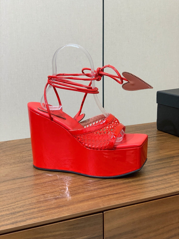 SANDALI ALAIA BANQUET CON ZEPPA IN PELLE DI AGNELLO ROSSO CILIEGIA CON CUORE ROSSO