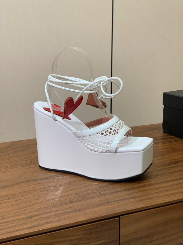 SANDALI ALAIA BANQUET CON ZEPPA IN PELLE DI AGNELLO BIANCA CON CUORE ROSSO