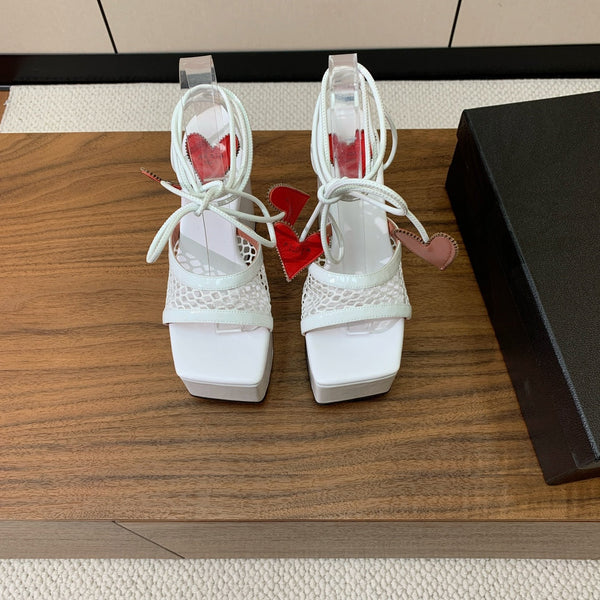 SANDALI ALAIA BANQUET CON ZEPPA IN PELLE DI AGNELLO BIANCA CON CUORE ROSSO
