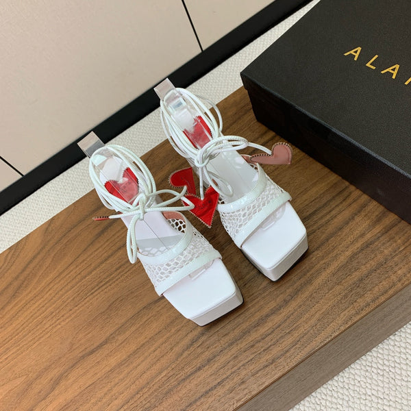 SANDALI ALAIA BANQUET CON ZEPPA IN PELLE DI AGNELLO BIANCA CON CUORE ROSSO