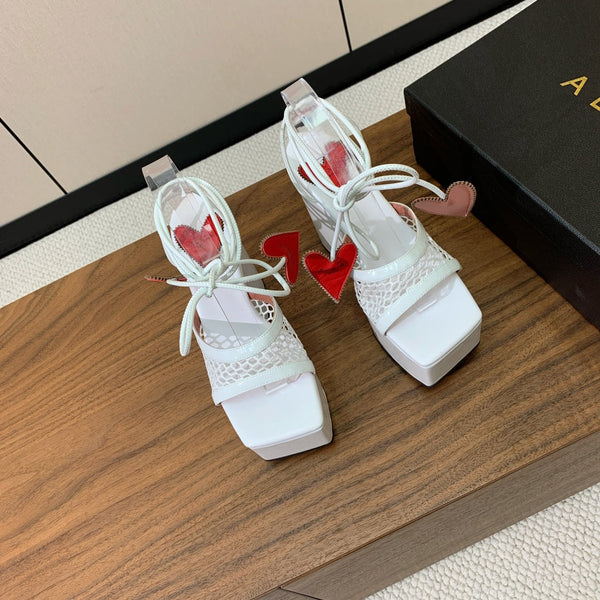 SANDALI ALAIA BANQUET CON ZEPPA IN PELLE DI AGNELLO BIANCA CON CUORE ROSSO