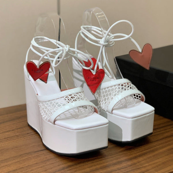 SANDALI ALAIA BANQUET CON ZEPPA IN PELLE DI AGNELLO BIANCA CON CUORE ROSSO
