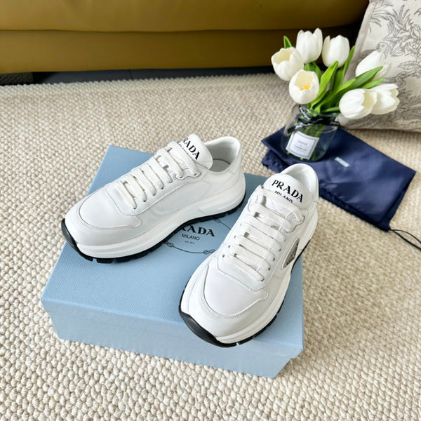 SNEAKER PRA CON SUOLA SPESSA IN PELLE DI VITELLO CON LOGO BIANCO E NERO