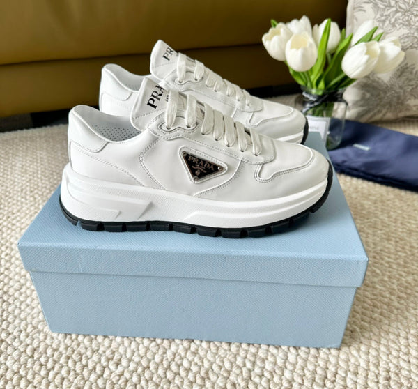 SNEAKER PRA CON SUOLA SPESSA IN PELLE DI VITELLO CON LOGO BIANCO E NERO