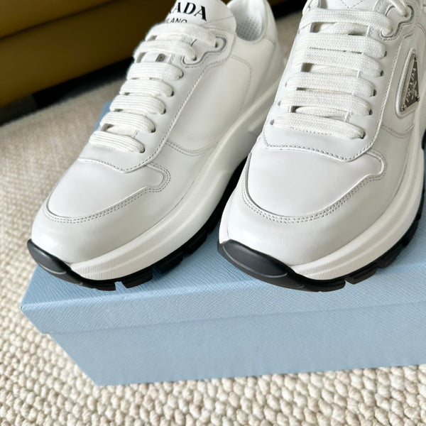 SNEAKER PRA CON SUOLA SPESSA IN PELLE DI VITELLO CON LOGO BIANCO E NERO