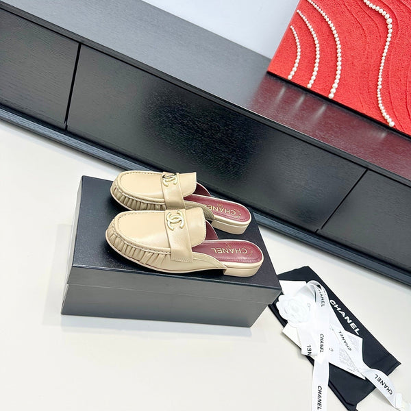 CC 26A Métiers d’art 2026 Mules Beige Glossy Sheepskin 900228