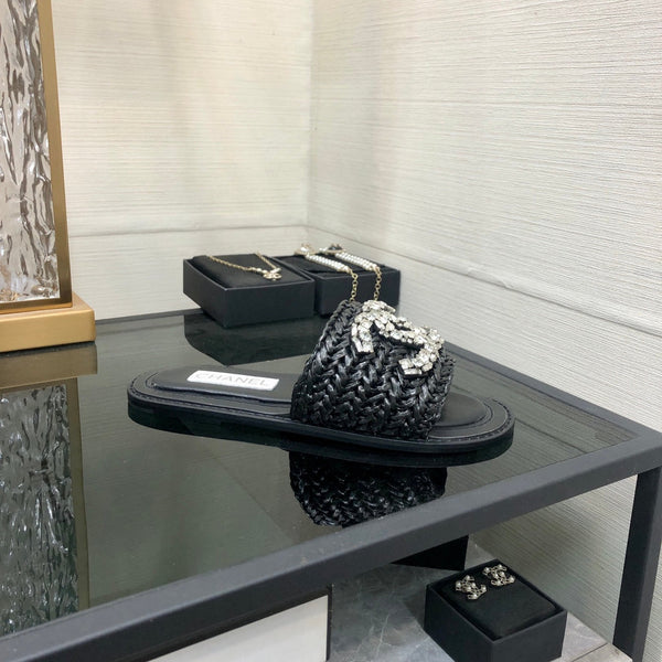 CC Claquettes plates Noir en raphia tressé Orné de cristaux 688668