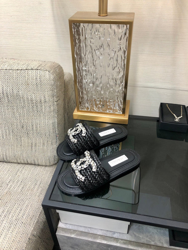 CC Claquettes plates Noir en raphia tressé Orné de cristaux 688668