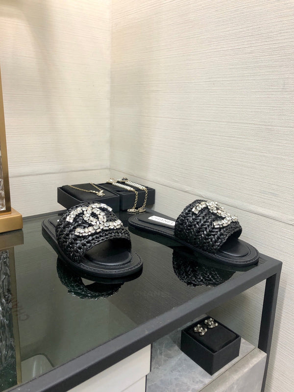CC Claquettes plates Noir en raphia tressé Orné de cristaux 688668