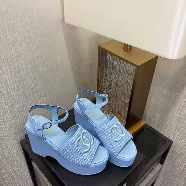 Sandales compensées CC 26s en raphia et peau de mouton bleu clair 688694