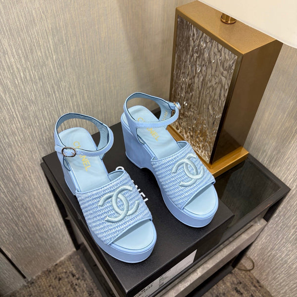 Sandales compensées CC 26s en raphia et peau de mouton bleu clair 688694