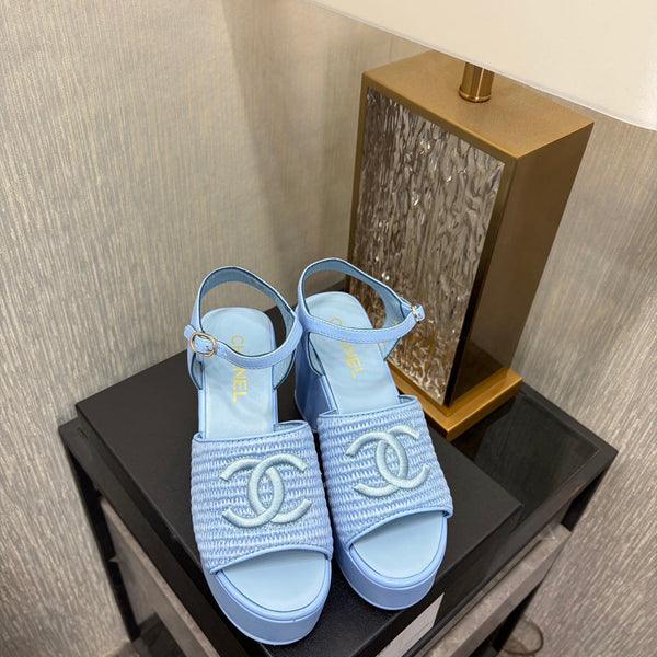 Sandales compensées CC 26s en raphia et peau de mouton bleu clair 688694