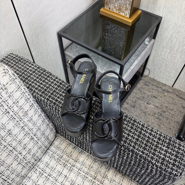 Sandales compensées CC 26s en peau de mouton noire 688705