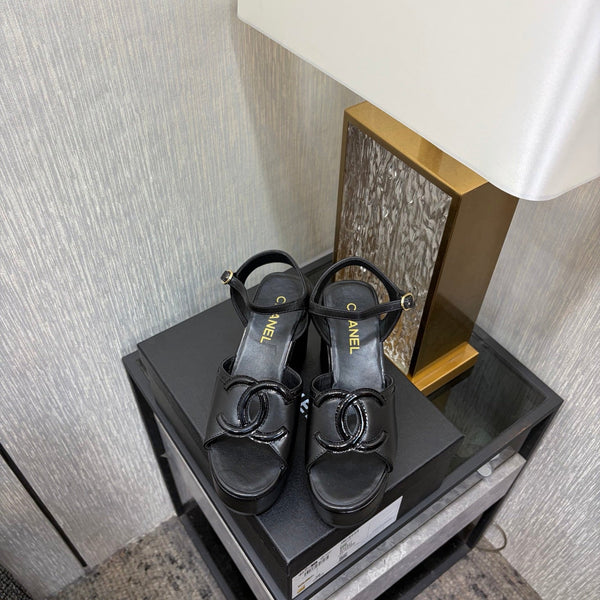 Sandales compensées CC 26s en peau de mouton noire 688705