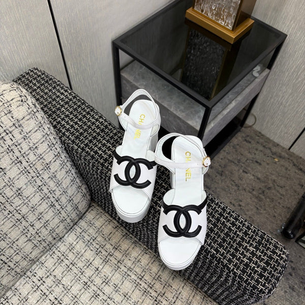 Sandales à plateforme en peau de mouton noire et blanche CC 26s 688706