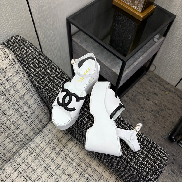 Sandales à plateforme en peau de mouton noire et blanche CC 26s 688706