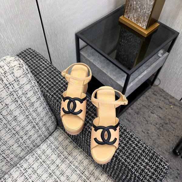 Sandales à plateforme CC 26s en peau de mouton beige et noire 688707