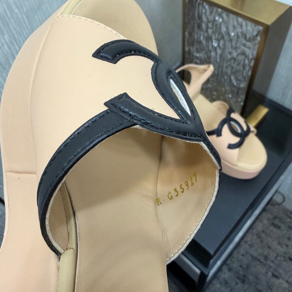 Sandales à plateforme CC 26s en peau de mouton beige et noire 688707