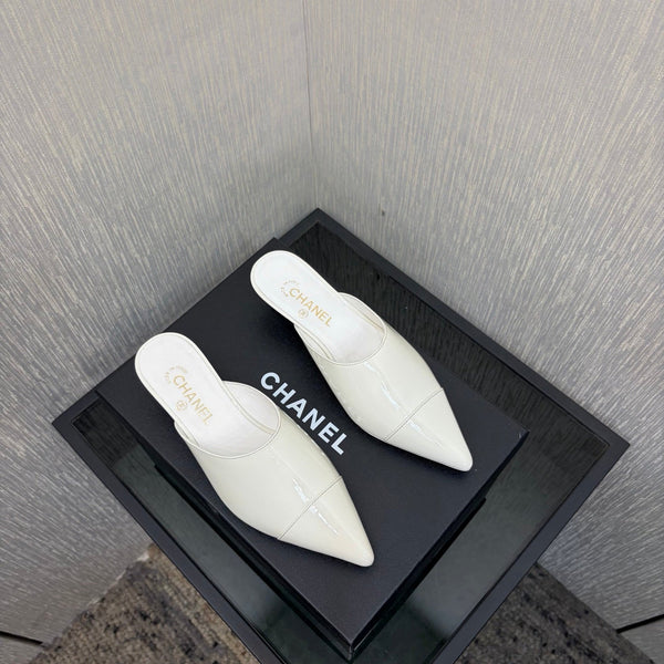 CC 2026 Mule à Bout Pointu 4cm Cuir Verni Blanc 688710