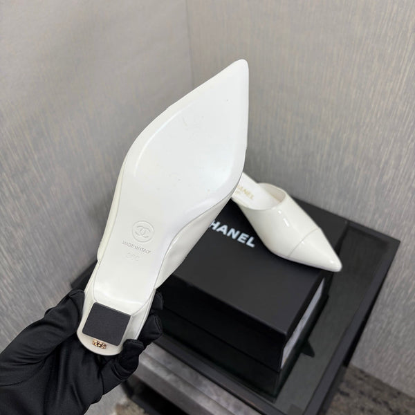 CC 2026 Mule à Bout Pointu 4cm Cuir Verni Blanc 688710