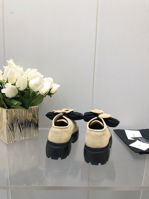 CC 26s Camellia Lug Sole Loafers Black Beige Cotton Suede 673051