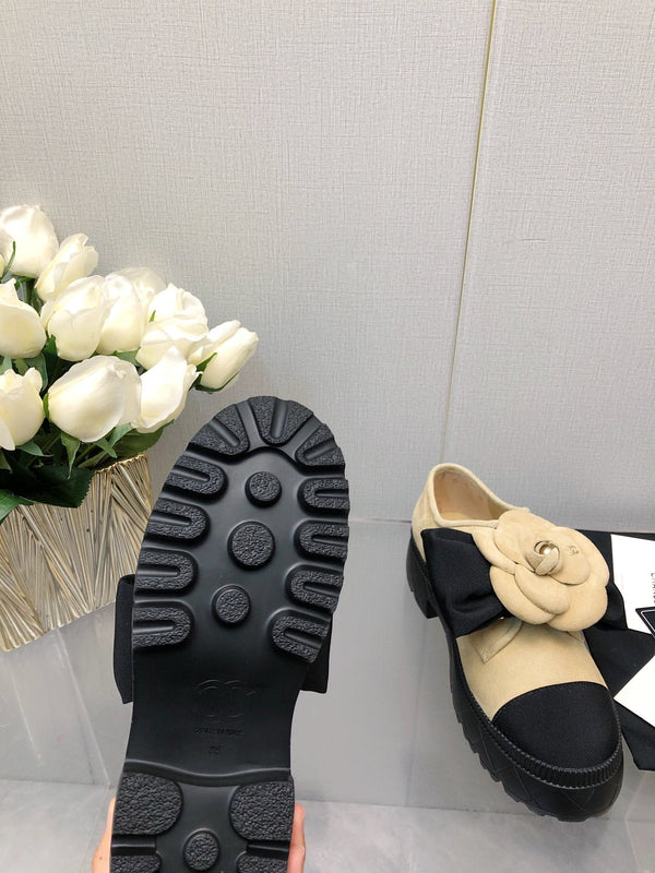 CC 26s Camellia Lug Sole Loafers Black Beige Cotton Suede 673051