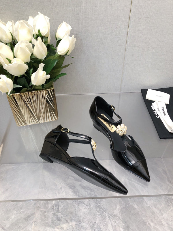 CAMELLIA CAP JANE SANDALS IN BLACK LAMBSKI
