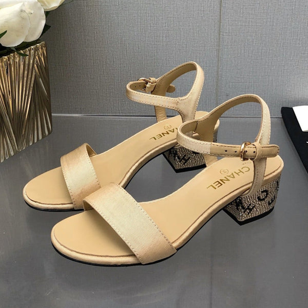 SANDALO CON TACCO A BLOCCO E CRISTALLI 5 CM IN TESSUTO MARRONE SABBIA