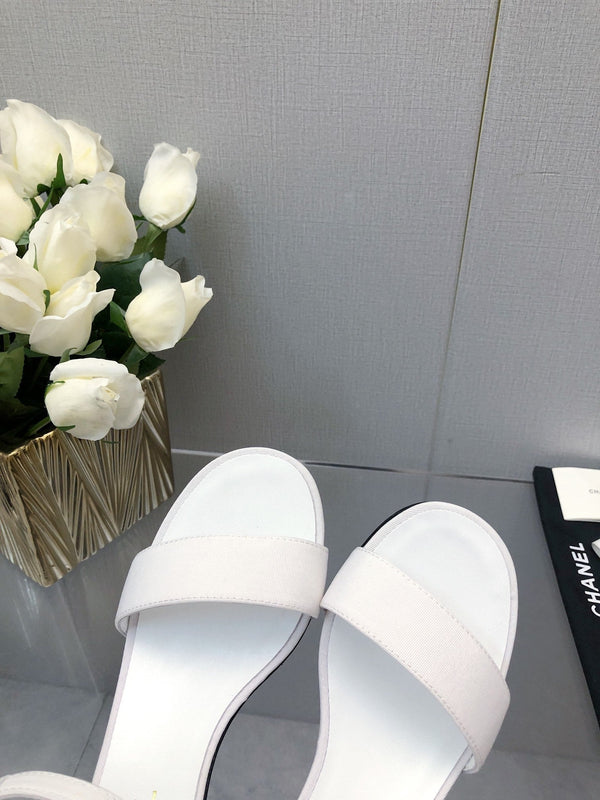BLOCK HEEL WITH CRYSTAL 5 CM SANDAL IN WHITE FABRIC
