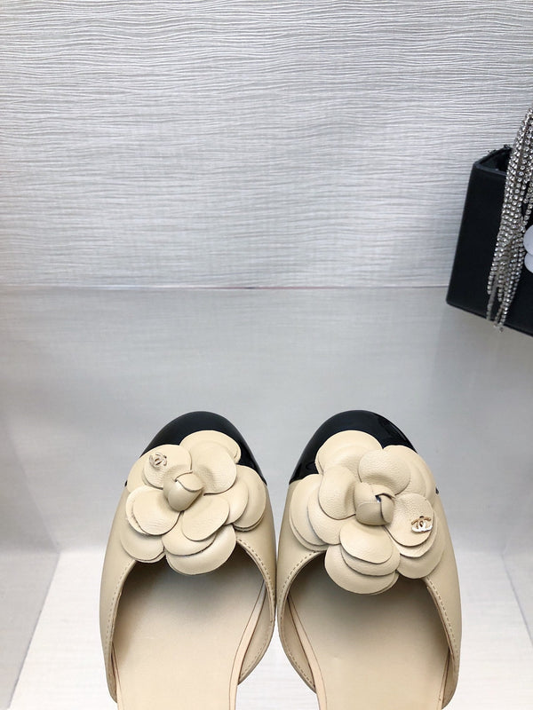 SANDALO CAVATO IN PELLE DI AGNELLO BEIGE MIX NERO CON CAMELLIA