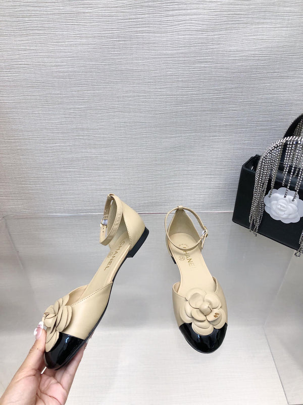 SANDALO CAVATO IN PELLE DI AGNELLO BEIGE MIX NERO CON CAMELLIA