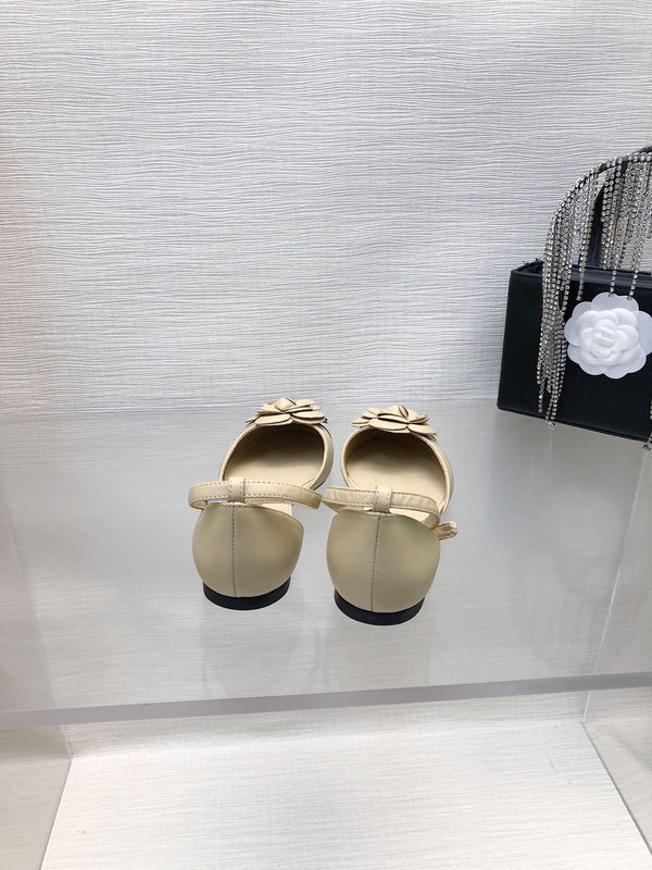 SANDALO CAVATO IN PELLE DI AGNELLO BEIGE MIX NERO CON CAMELLIA