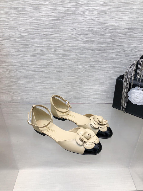 SANDALO CAVATO IN PELLE DI AGNELLO BEIGE MIX NERO CON CAMELLIA
