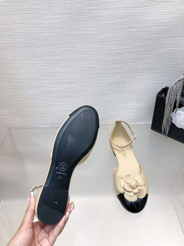 SANDALO CAVATO IN PELLE DI AGNELLO BEIGE MIX NERO CON CAMELLIA