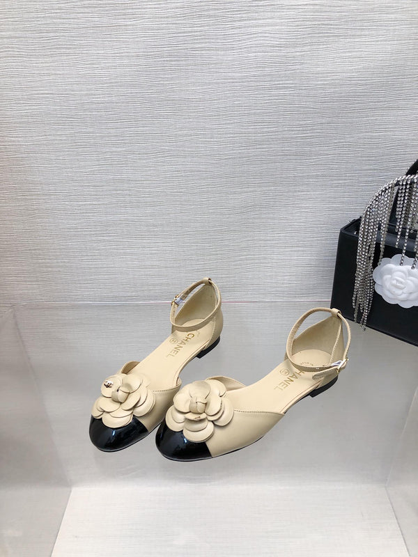 SANDALO CAVATO IN PELLE DI AGNELLO BEIGE MIX NERO CON CAMELLIA