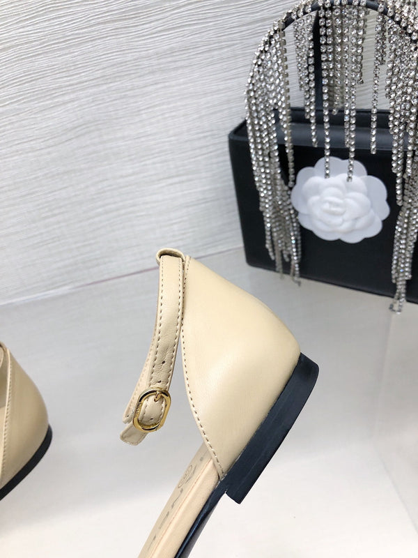 SANDALO CAVATO IN PELLE DI AGNELLO BEIGE MIX NERO CON CAMELLIA