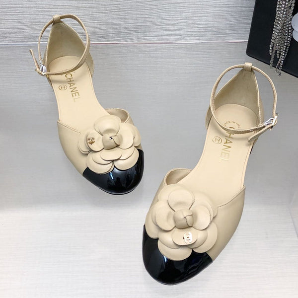 SANDALO CAVATO IN PELLE DI AGNELLO BEIGE MIX NERO CON CAMELLIA