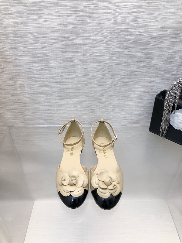 SANDALO CAVATO IN PELLE DI AGNELLO BEIGE MIX NERO CON CAMELLIA