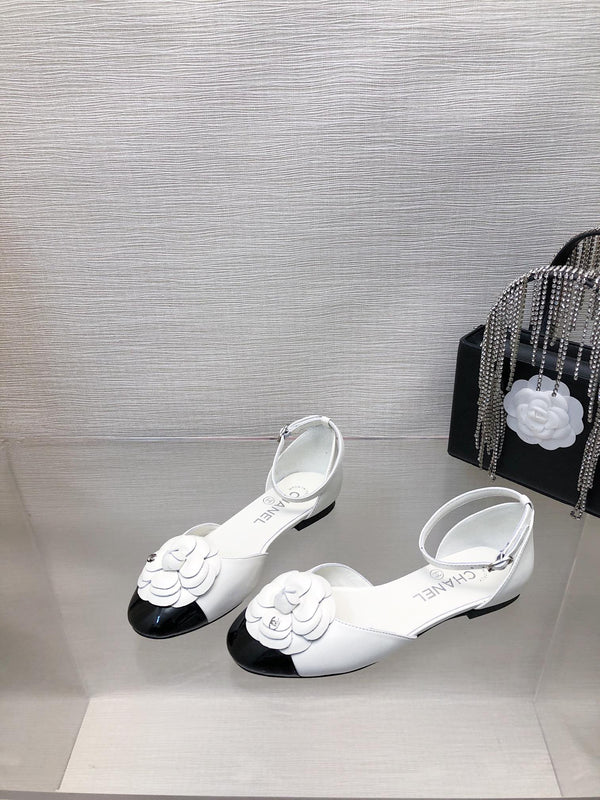SANDALO CAVATO IN PELLE DI AGNELLO BIANCO E NERO CON CAMELLIA
