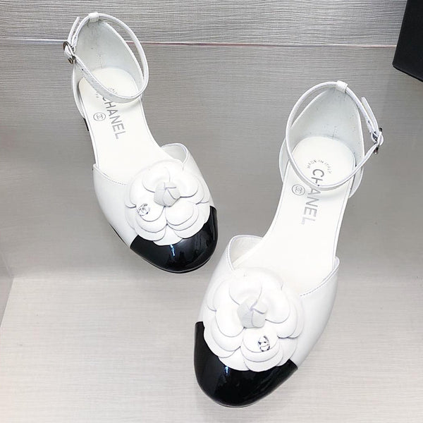 SANDALO CAVATO IN PELLE DI AGNELLO BIANCO E NERO CON CAMELLIA