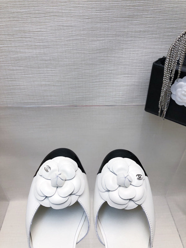 SANDALO CAVATO IN PELLE DI AGNELLO BIANCO E NERO CON CAMELLIA